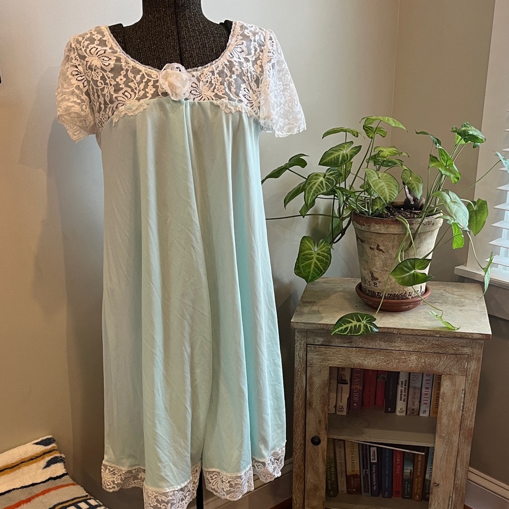 VINTAGE Elegant Lace Trim Robe - Light Blue  Size M